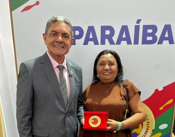 Joca Claudino conquista importante reconhecimento ao receber Selo Ouro de Alfabetização em Brasília